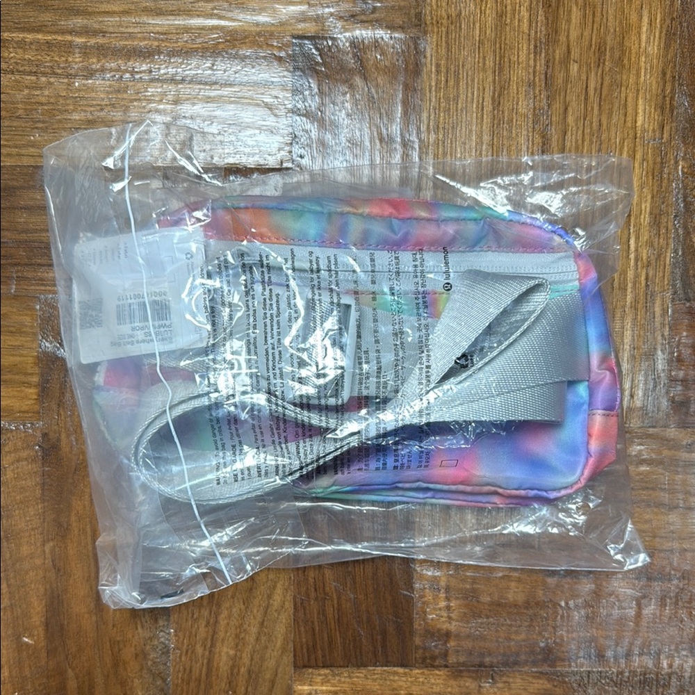 Lululemon Everywhere Belt Bag Tie Dye Rainbow Multicolor 1L NWT Sealed - Picture 3 of 4